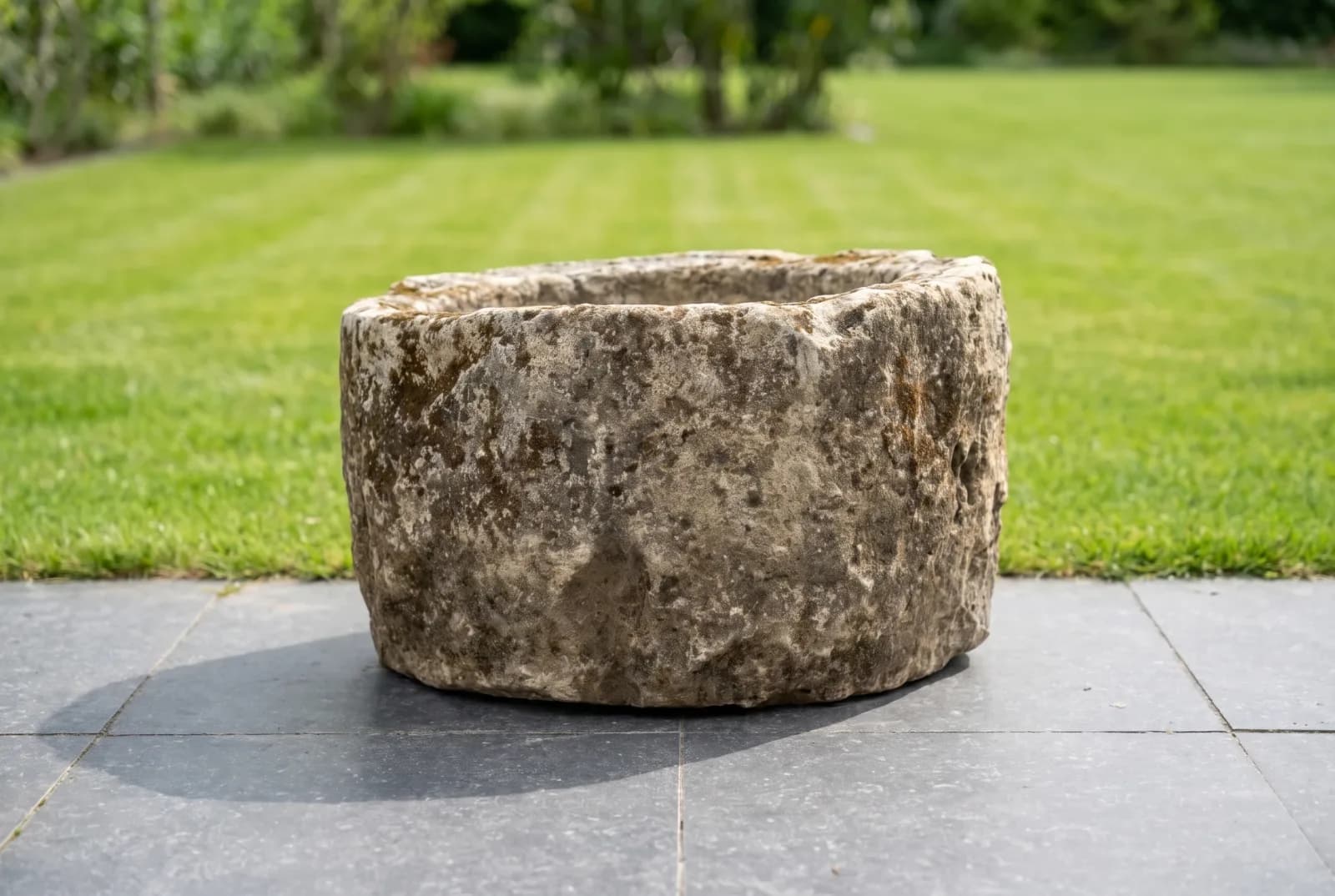 Natuurstenen pot, beige, rond en zwaar verweerd, verweerde kalksteen met natuurlijke patina, handgemaakt in Indonesië foto 5