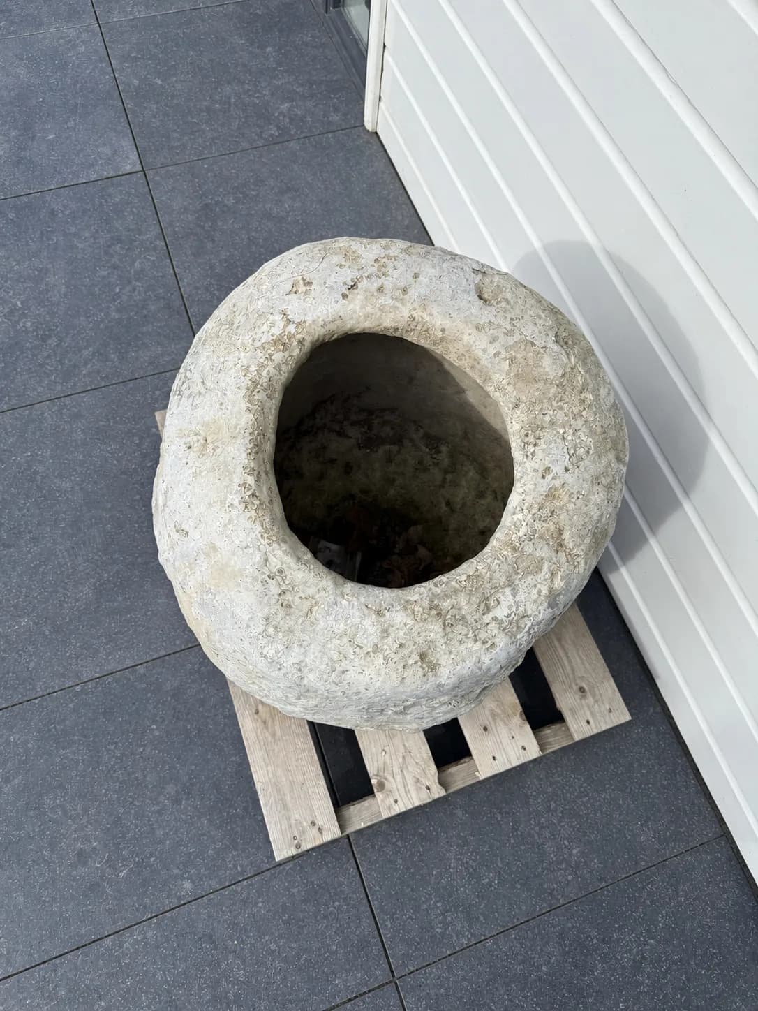 Sculpturale natuurstenen keipot, bemost (65×60), verweerde kalksteen met natuurlijke patina, handgemaakt in Indonesië foto 8