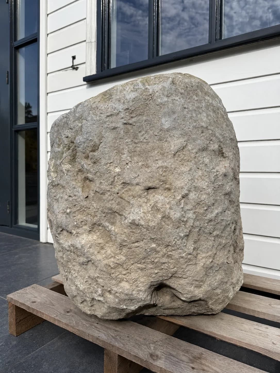 Sculpturale natuurstenen keipot, bemost (65×60), verweerde kalksteen met natuurlijke patina, handgemaakt in Indonesië foto 10