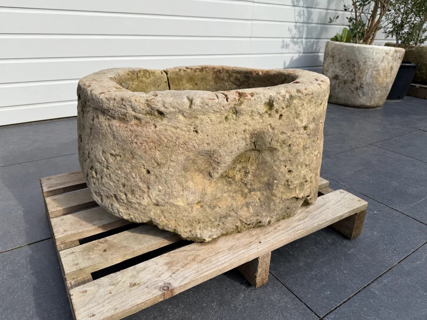 Natuurstenen pot, beige, rond met doorleefde patina, verweerde kalksteen met natuurlijke patina, handgemaakt in Indonesië foto 10