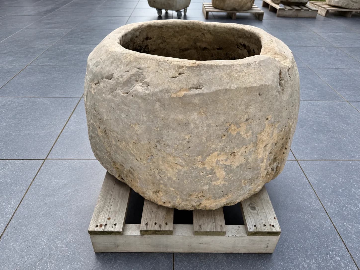 Grote tapstoelopende pot met patina., verweerde kalksteen met natuurlijke patina, handgemaakt in Indonesië foto 4