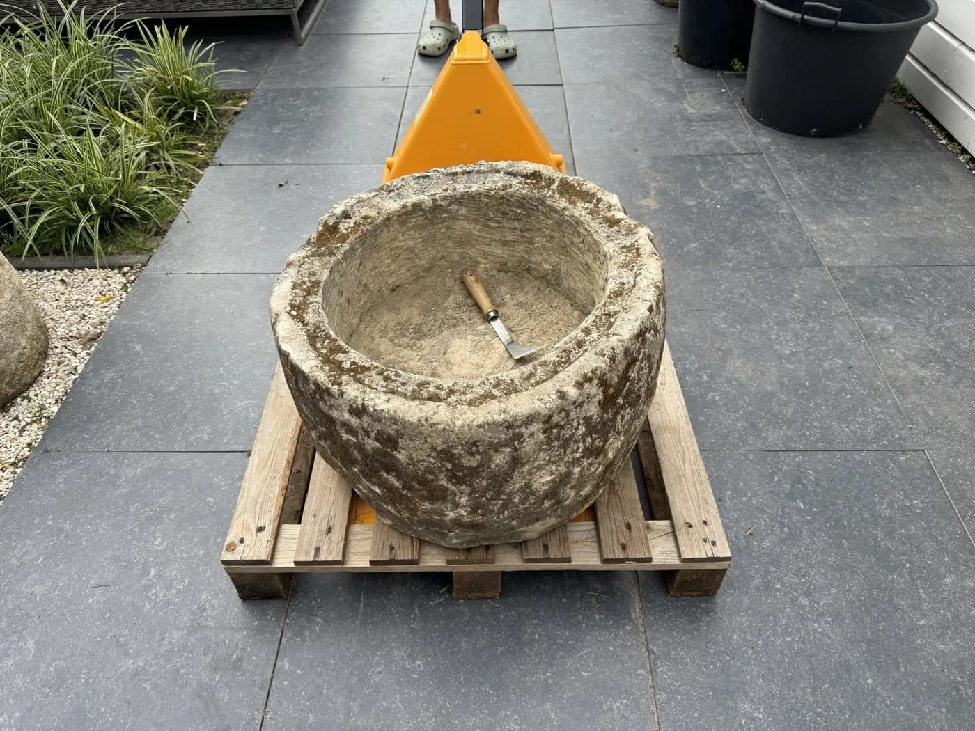 Natuurstenen pot, beige, rond en zwaar verweerd, verweerde kalksteen met natuurlijke patina, handgemaakt in Indonesië foto 19