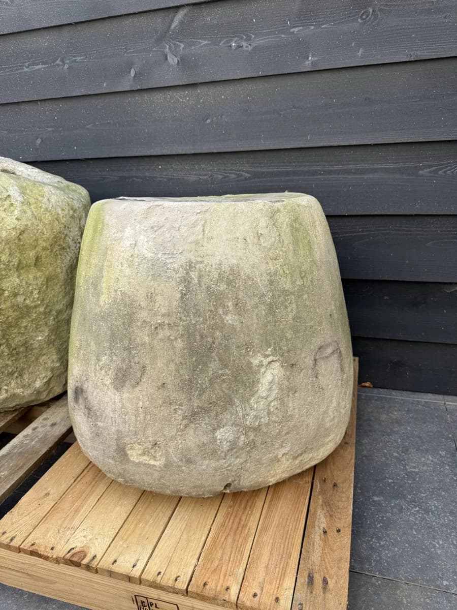 Doorleefde natuurstenen pot met mospatina, rond (55×62), handgemaakt en verweerd, persoonlijk ingekocht in Indonesië