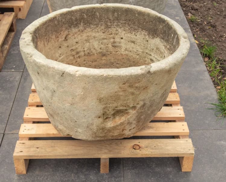 Robuuste natuurstenen pot, beige, rond (45×73), verweerde kalksteen met natuurlijke patina, handgemaakt in Indonesië foto 3