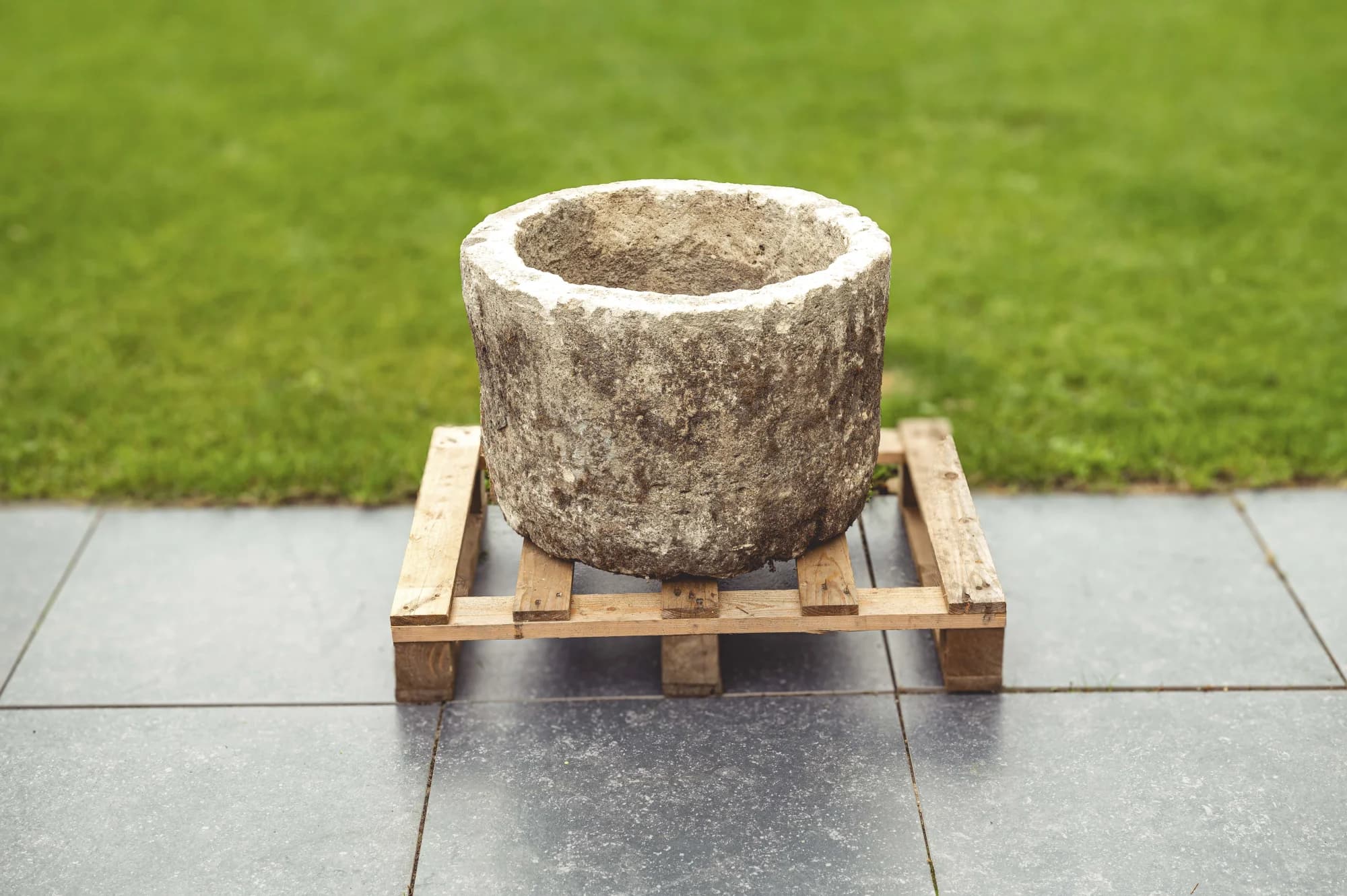 Natuurstenen pot met mospatina, beige/grijs, ook als fontein (40×Ø58), verweerde kalksteen met natuurlijke patina, handgemaakt in Indonesië foto 3