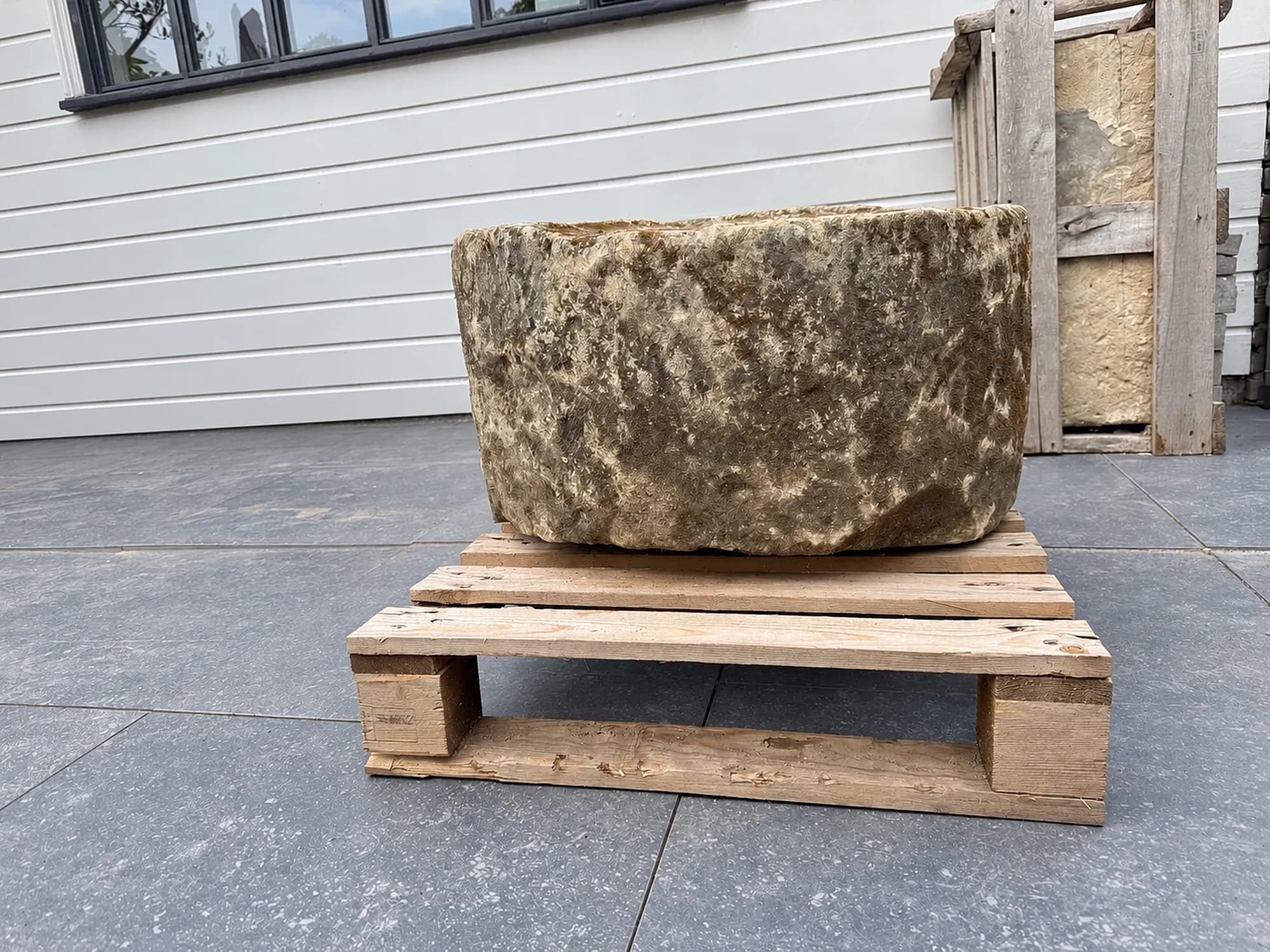 Natuurstenen pot, beige, rond en zwaar verweerd, verweerde kalksteen met natuurlijke patina, handgemaakt in Indonesië foto 14