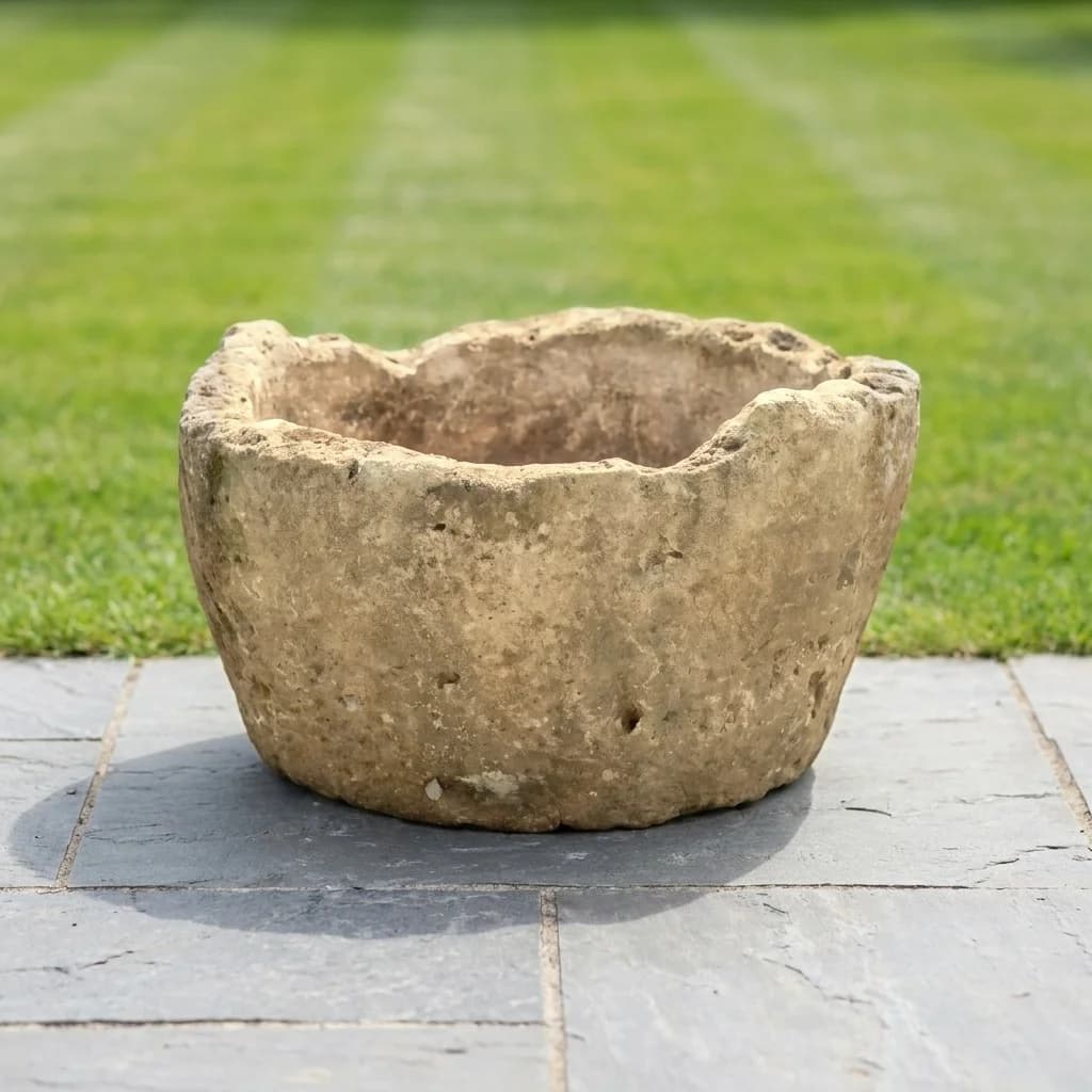 Sterk gepatineerde natuurstenen pot met mos, rond (48×83), handgemaakt en verweerd, persoonlijk ingekocht in Indonesië
