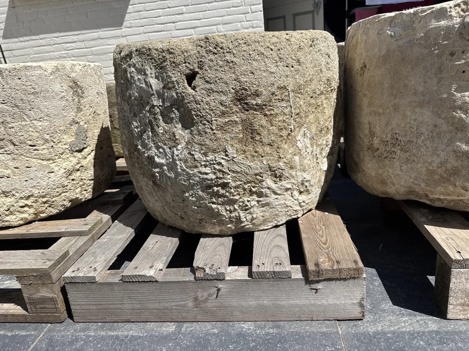 Natuurstenen kom-pot, zandkleurig, rond (47×58), handgemaakt en verweerd, persoonlijk ingekocht in Indonesië