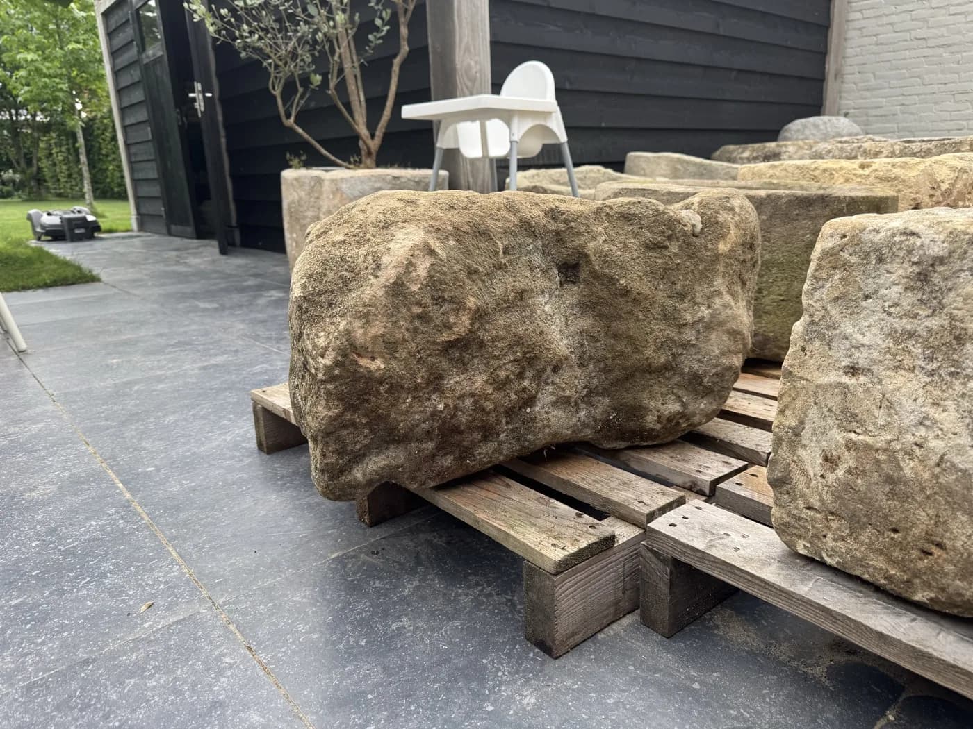 Natuurstenen trog, organisch gevormd met ruwe rand, verweerde kalksteen met natuurlijke patina, handgemaakt in Indonesië foto 8