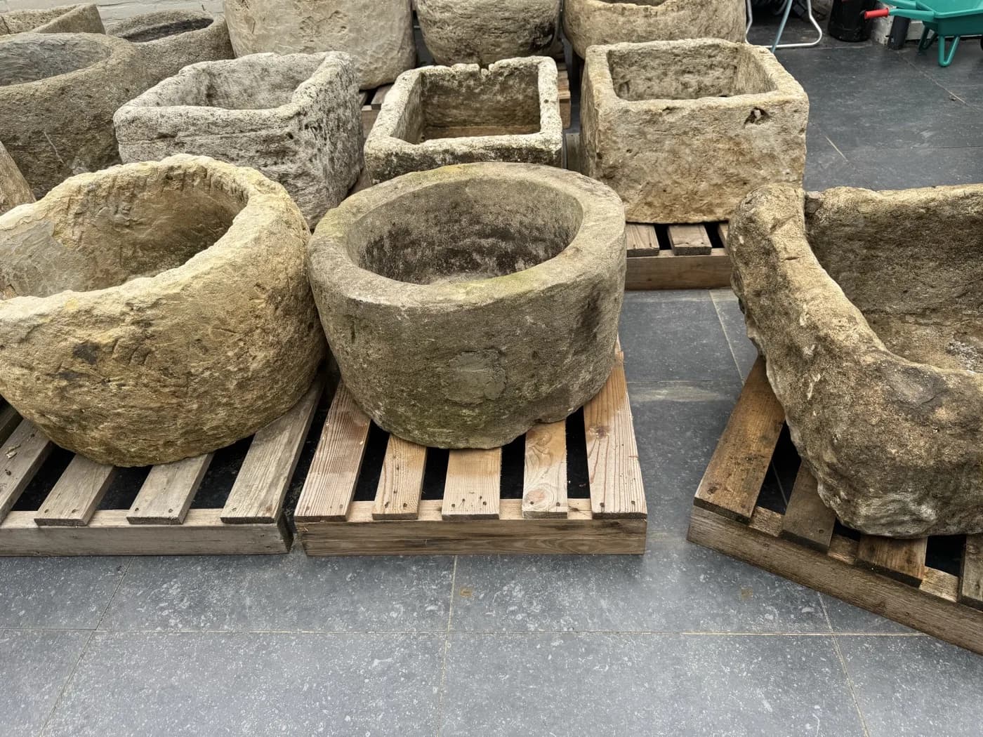 Natuurstenen pot, grijs, rond met mospatina, verweerde kalksteen met natuurlijke patina, handgemaakt in Indonesië foto 8