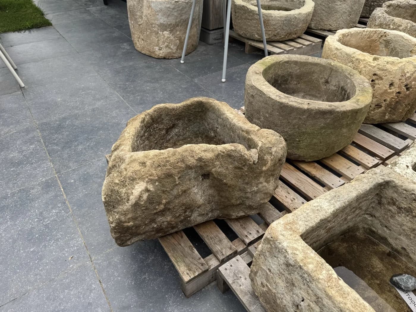 Natuurstenen trog, organisch gevormd met ruwe rand, verweerde kalksteen met natuurlijke patina, handgemaakt in Indonesië foto 14