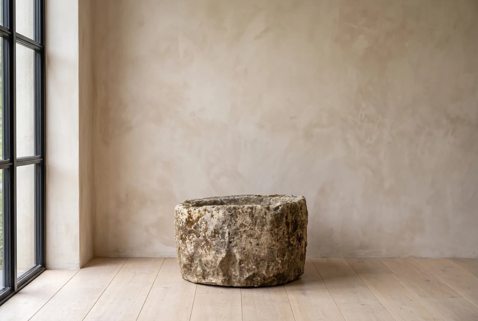 Natuurstenen pot, beige, rond en zwaar verweerd, verweerde kalksteen met natuurlijke patina, handgemaakt in Indonesië foto 7