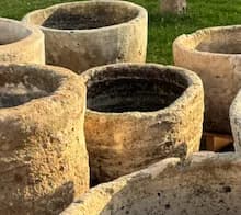 Beige natuurstenen pot, rond (40×70), handgemaakt en verweerd, persoonlijk ingekocht in Indonesië