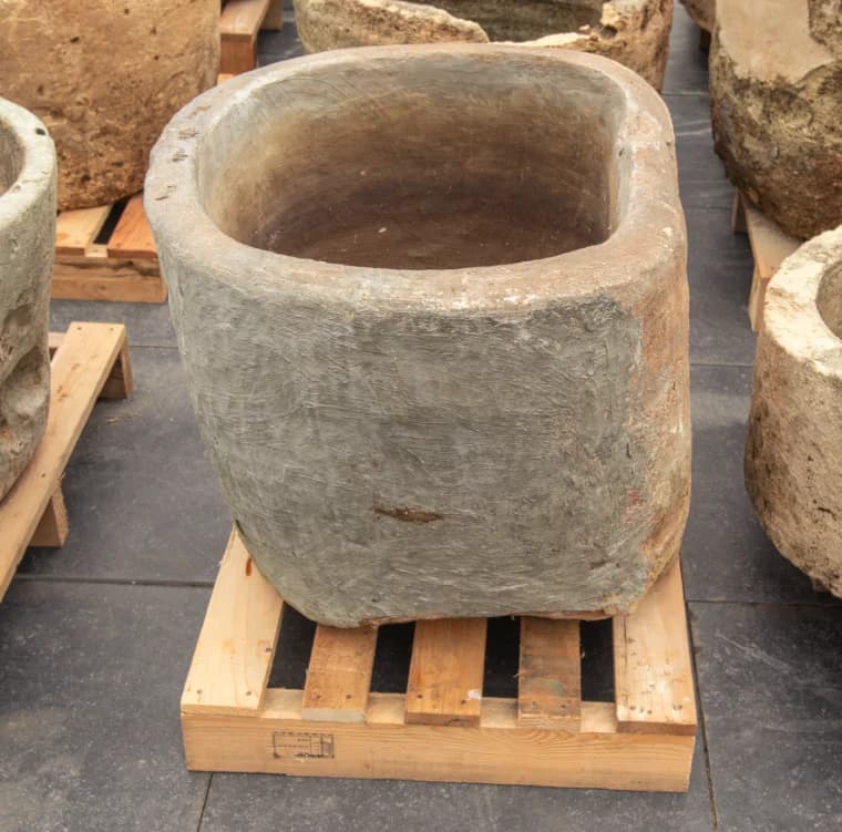 Imposante natuurstenen pot, beige, rond (55×80), handgemaakt en verweerd, persoonlijk ingekocht in Indonesië