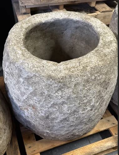Beige natuurstenen pot met dikke randen, rond (54×58), handgemaakt en verweerd, persoonlijk ingekocht in Indonesië