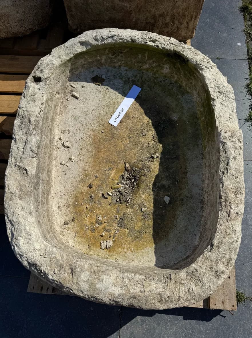 Grote kalkstenen trog, rechthoekig, indrukwekkend formaat (32×100×77), handgemaakt en verweerd, persoonlijk ingekocht in Indonesië