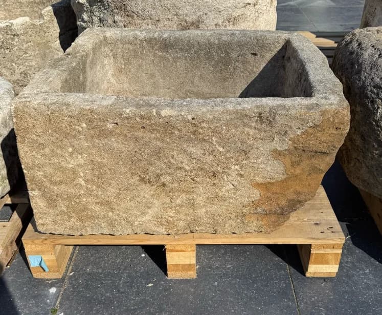 Kalkstenen trog, rechthoekig (34×70×60), handgemaakt en verweerd, persoonlijk ingekocht in Indonesië