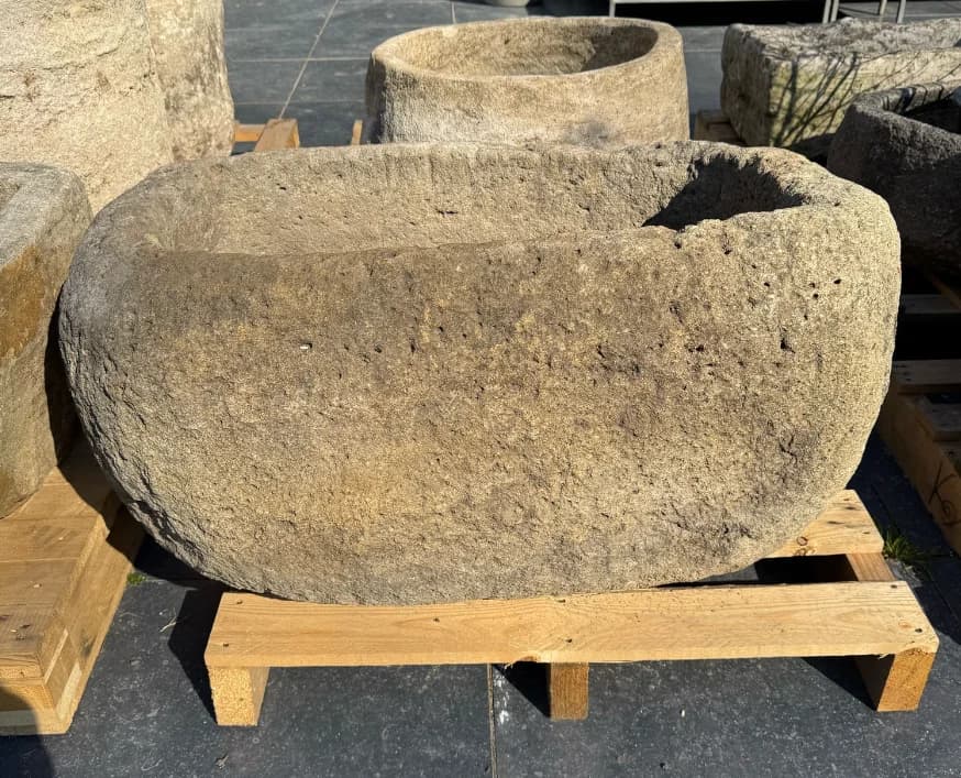 Hoge kalkstenen trog, rechthoekig, massief (46×89×57), handgemaakt en verweerd, persoonlijk ingekocht in Indonesië