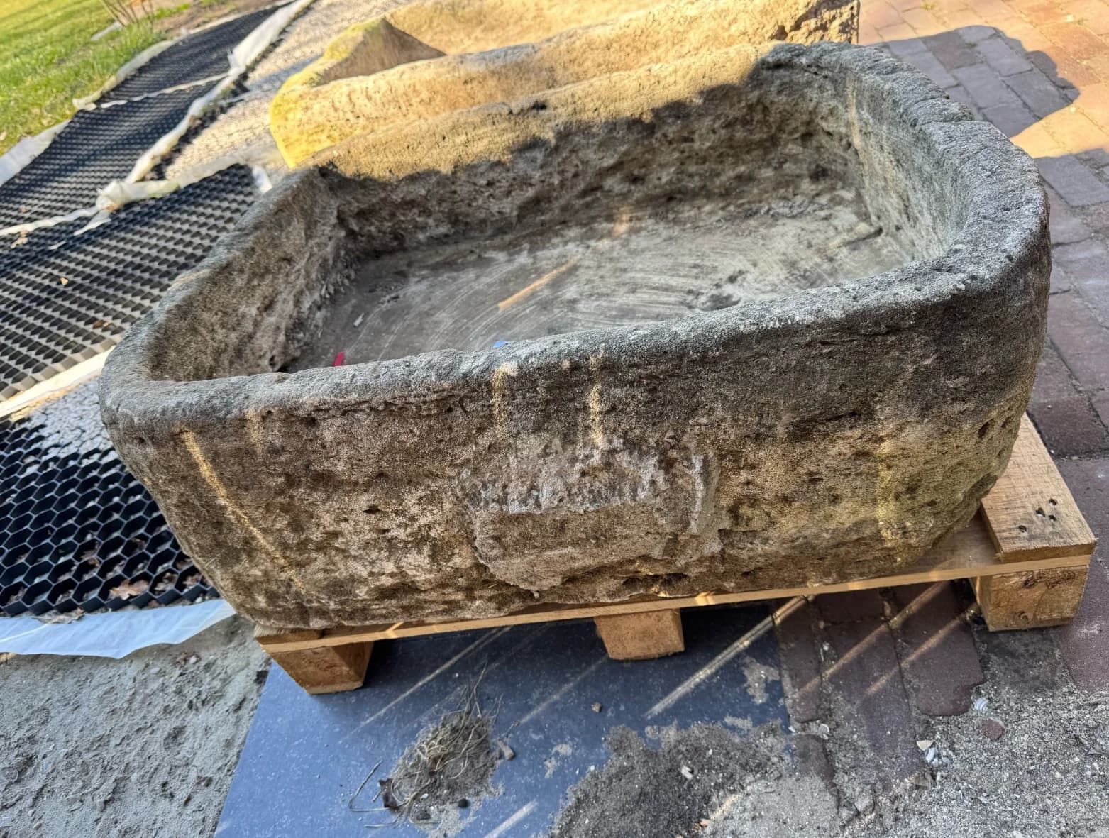 Rechthoekige kalkstenen trog (27×81×64), handgemaakt en verweerd, persoonlijk ingekocht in Indonesië