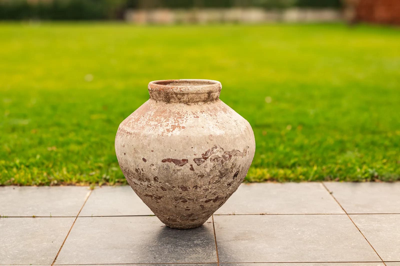 Vintage kleivaas in terra en beige, handgemaakt (61×60), verweerde klei met natuurlijke patina, handgemaakt in Indonesië foto 4