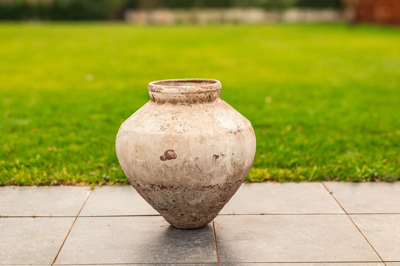 Vintage kleivaas in terra en beige, handgemaakt (61×60), verweerde klei met natuurlijke patina, handgemaakt in Indonesië foto 5