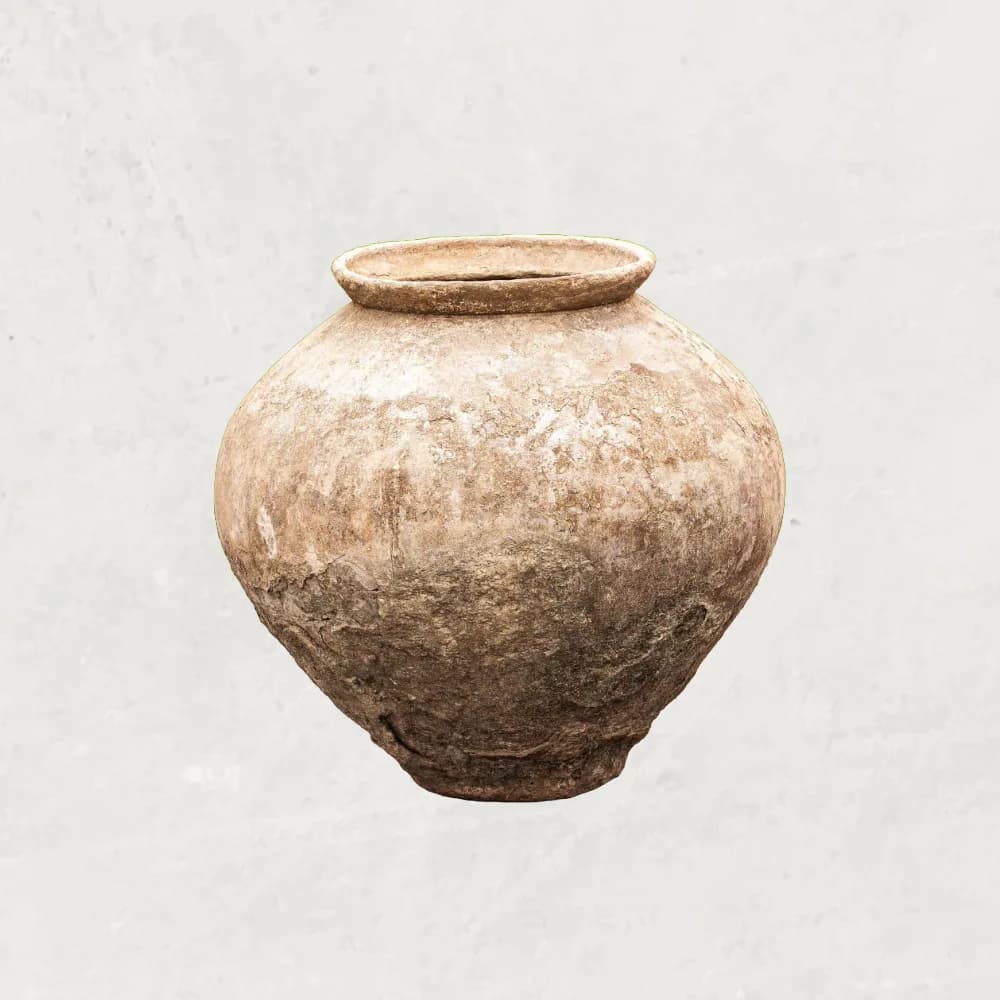Handgemaakte kleivaas, beige tinten (54×58), handgemaakt en verweerd, persoonlijk ingekocht in Indonesië