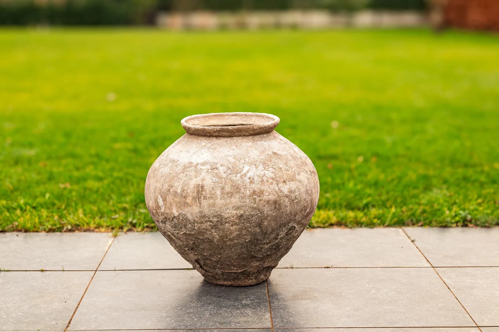 Handgemaakte kleivaas, beige tinten (54×58), verweerde klei met natuurlijke patina, handgemaakt in Indonesië foto 2