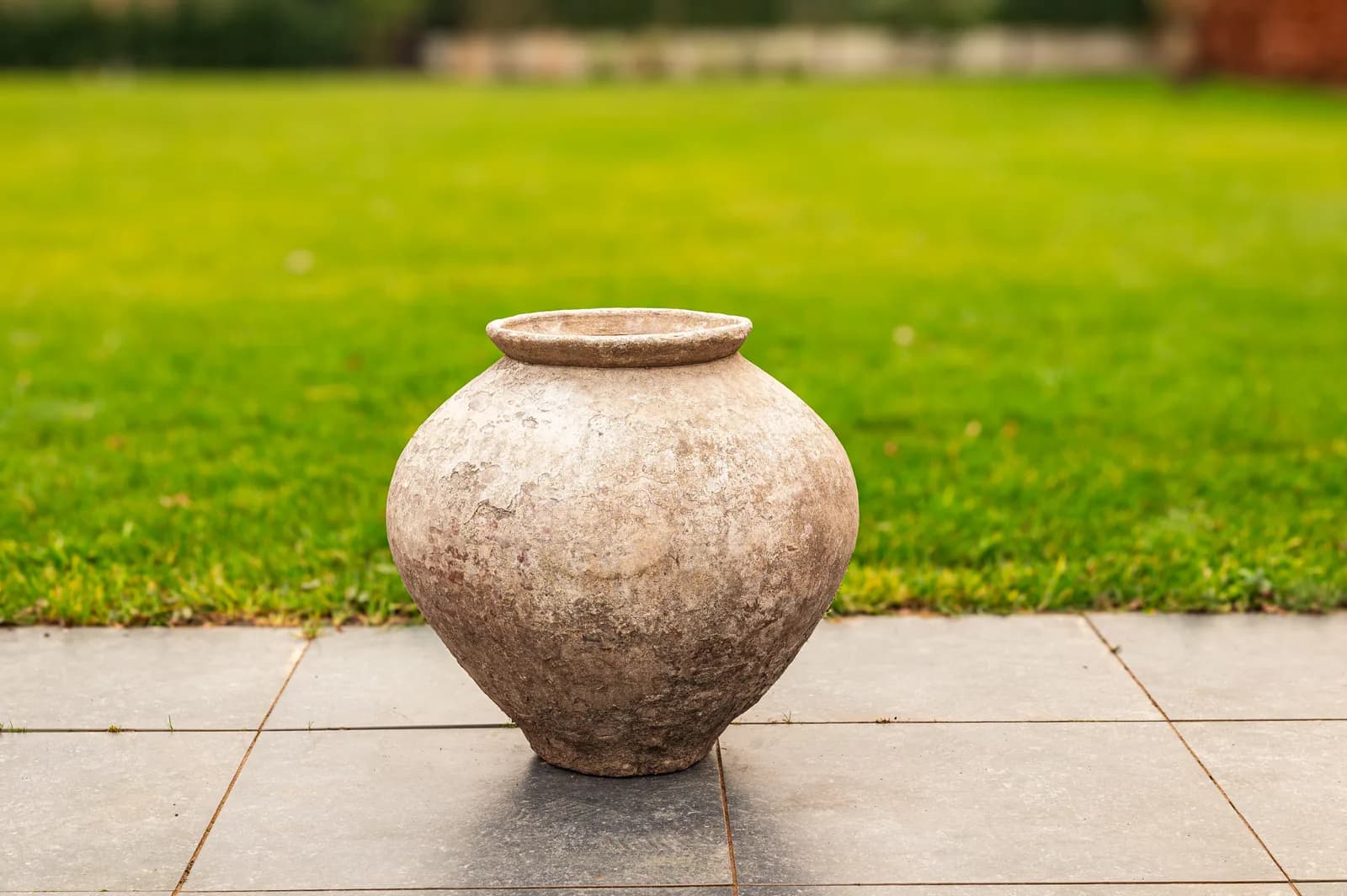 Handgemaakte kleivaas, beige tinten (54×58), verweerde klei met natuurlijke patina, handgemaakt in Indonesië foto 3