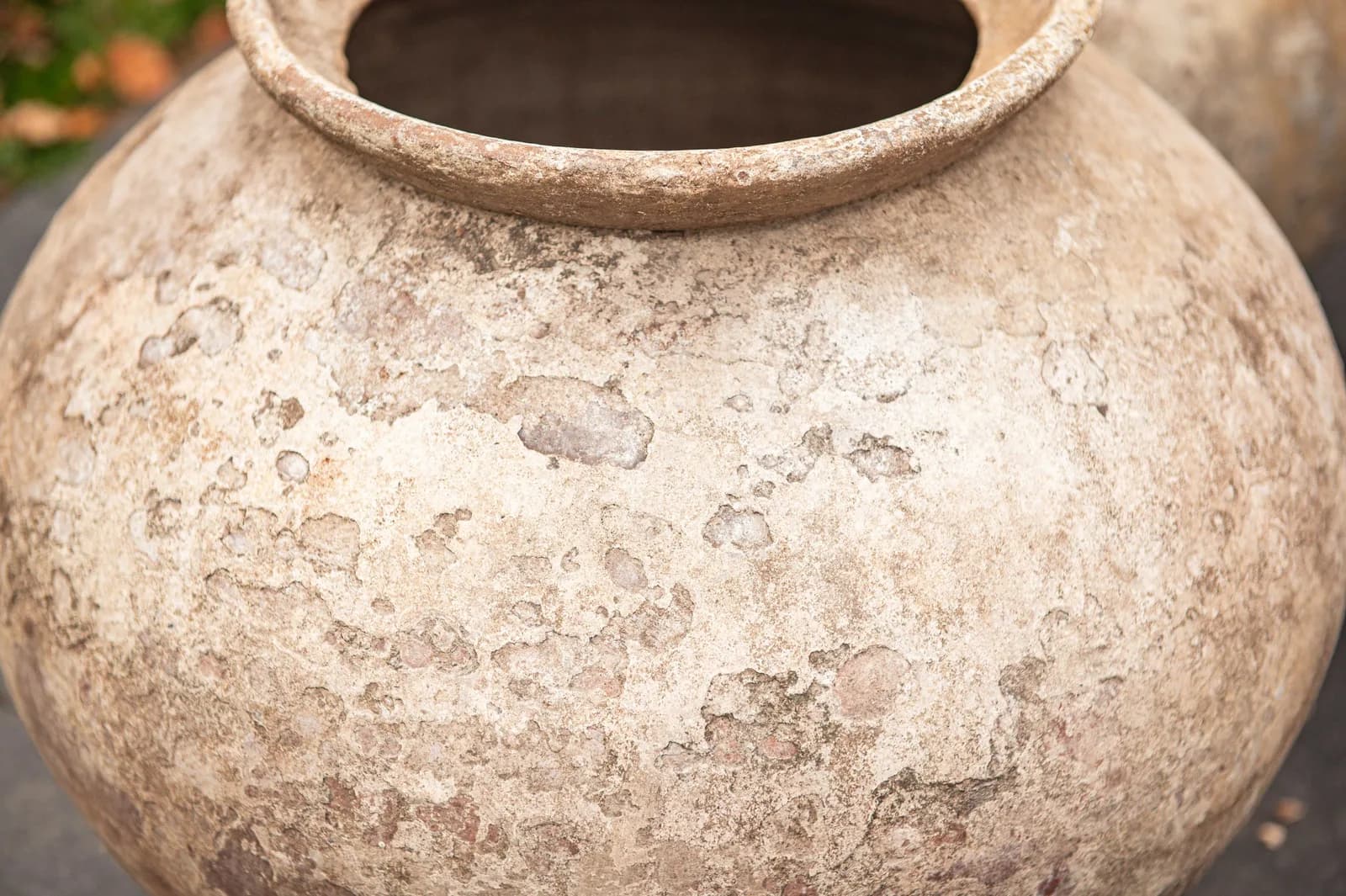 Handgemaakte kleivaas, beige tinten (54×58), verweerde klei met natuurlijke patina, handgemaakt in Indonesië foto 4