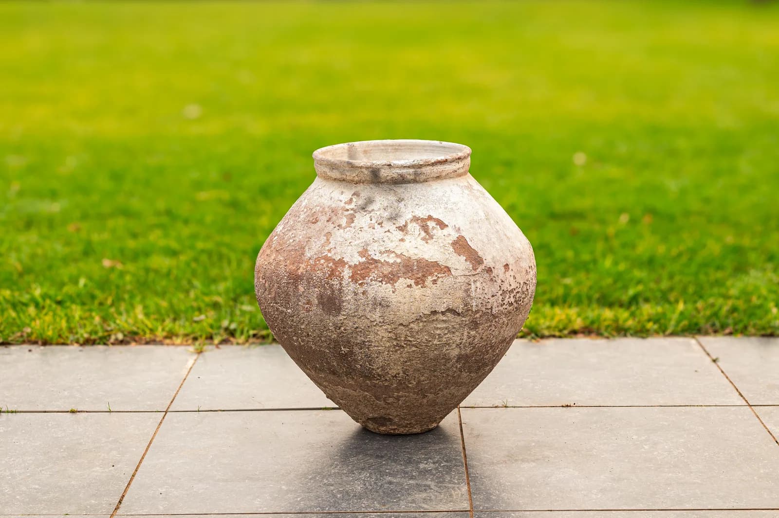 Uniek handgemaakte vintage kleivaas, terra en beige (55×55), verweerde klei met natuurlijke patina, handgemaakt in Indonesië foto 3