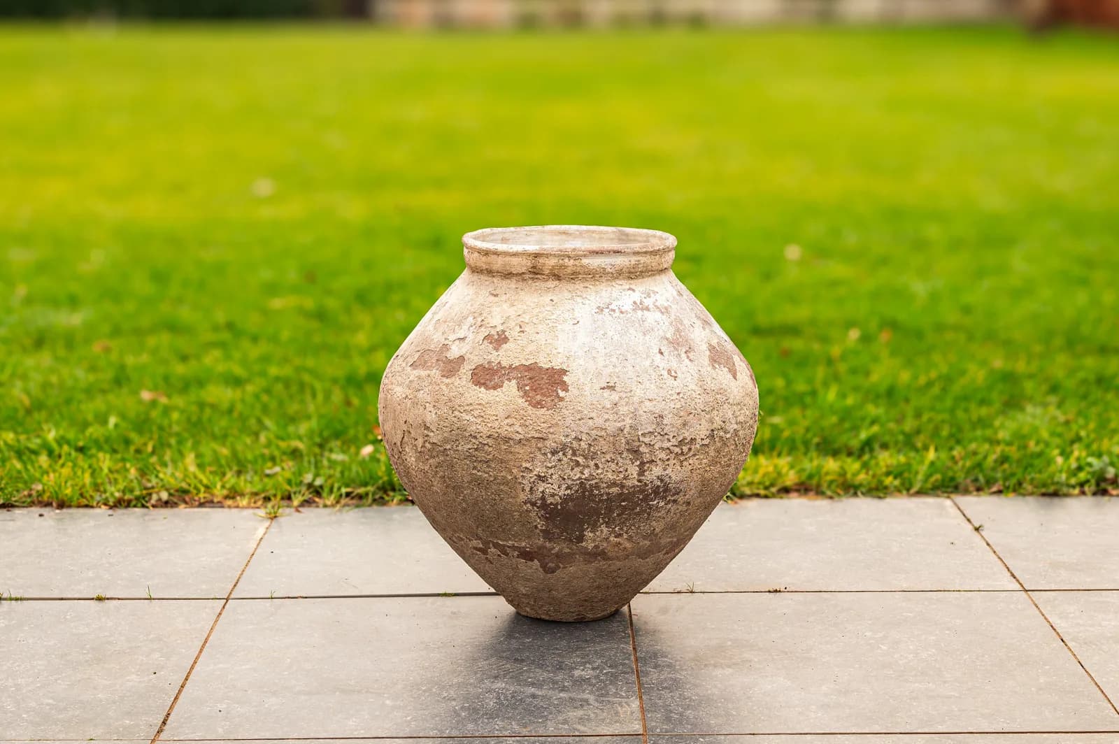 Uniek handgemaakte vintage kleivaas, terra en beige (55×55), verweerde klei met natuurlijke patina, handgemaakt in Indonesië foto 4