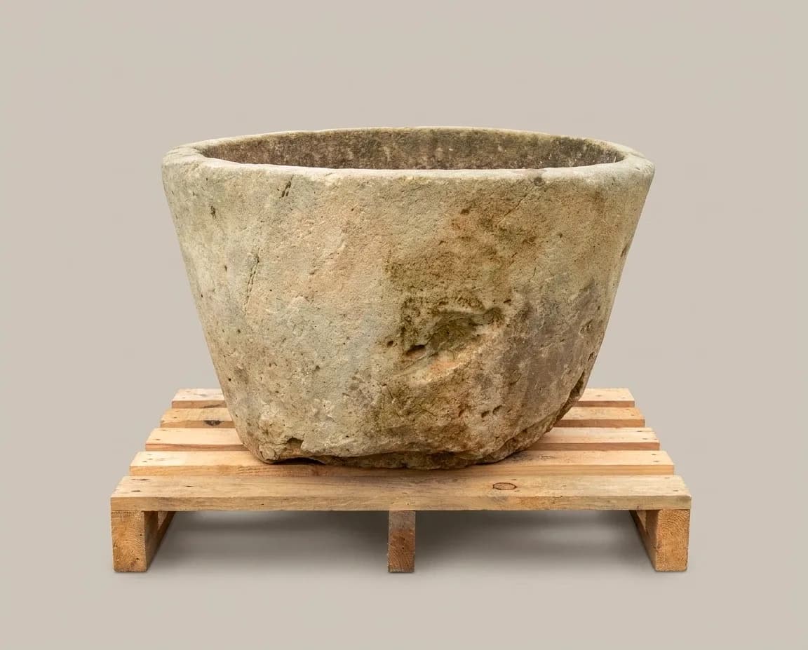 Robuuste natuurstenen pot, beige, rond (45×73), handgemaakt en verweerd, persoonlijk ingekocht in Indonesië