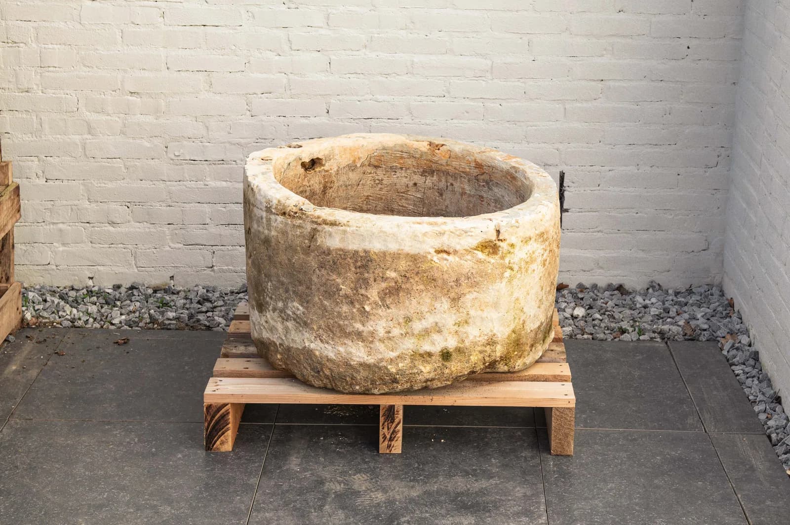 Natuurstenen pot met lichte patina, beige, rond (42×74), verweerde natuursteen met natuurlijke patina, handgemaakt in Indonesië foto 2