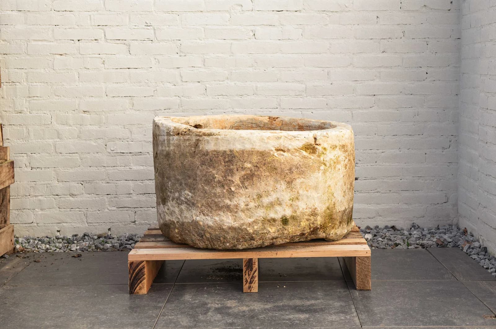 Natuurstenen pot met lichte patina, beige, rond (42×74), verweerde natuursteen met natuurlijke patina, handgemaakt in Indonesië foto 3