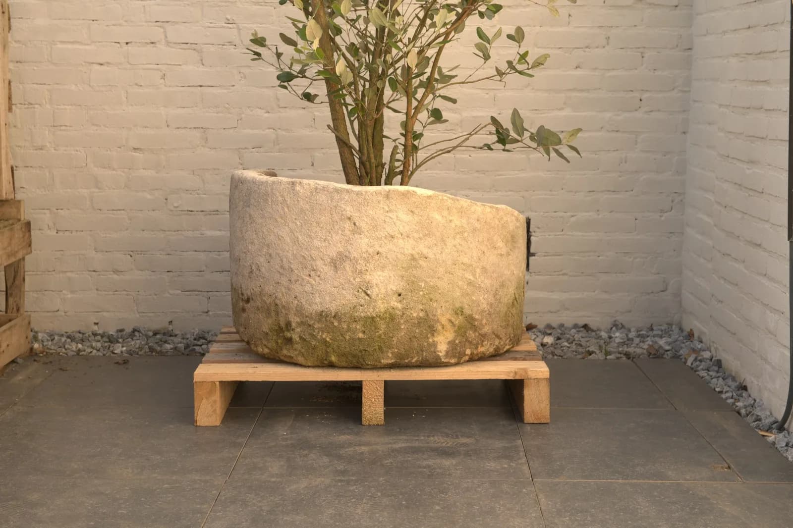 Natuurstenen pot met lichte patina, beige, rond (42×74), verweerde natuursteen met natuurlijke patina, handgemaakt in Indonesië foto 4