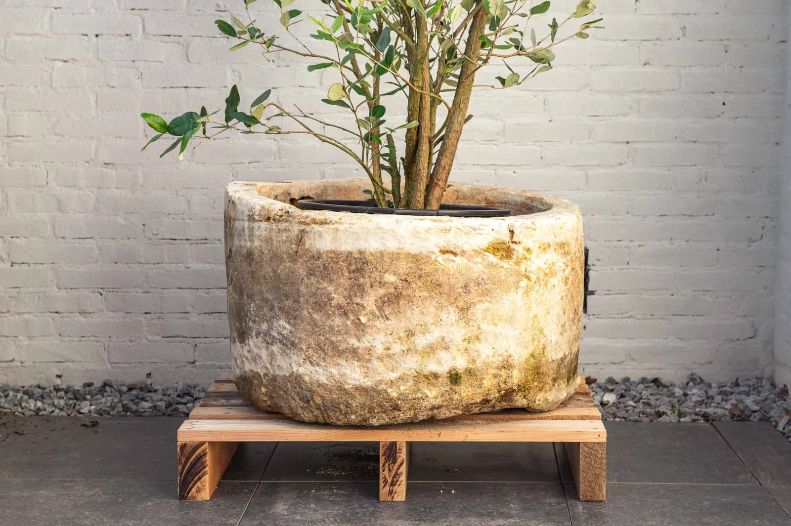 Natuurstenen pot met lichte patina, beige, rond (42×74), verweerde natuursteen met natuurlijke patina, handgemaakt in Indonesië foto 5