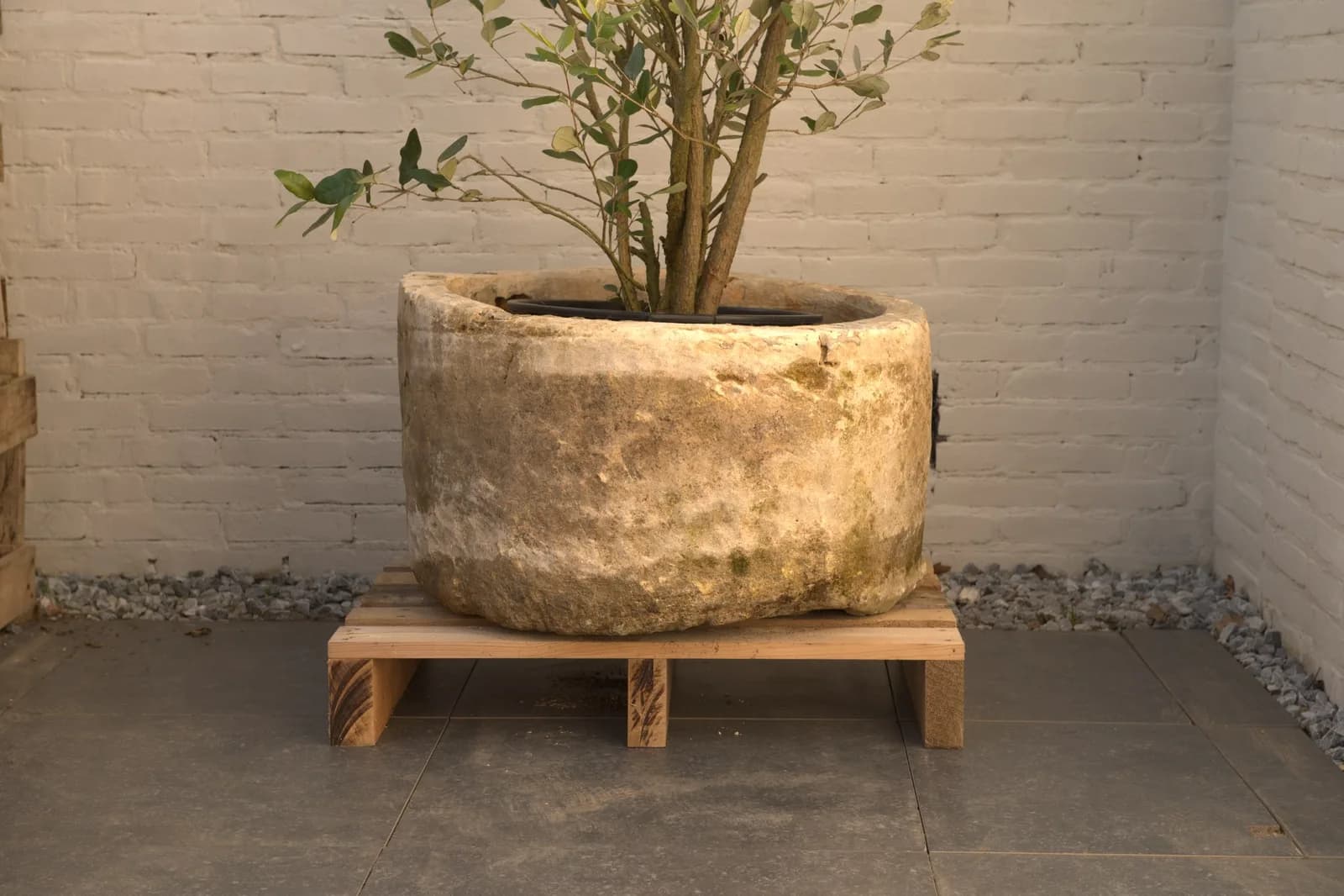 Natuurstenen pot met lichte patina, beige, rond (42×74), verweerde natuursteen met natuurlijke patina, handgemaakt in Indonesië foto 8