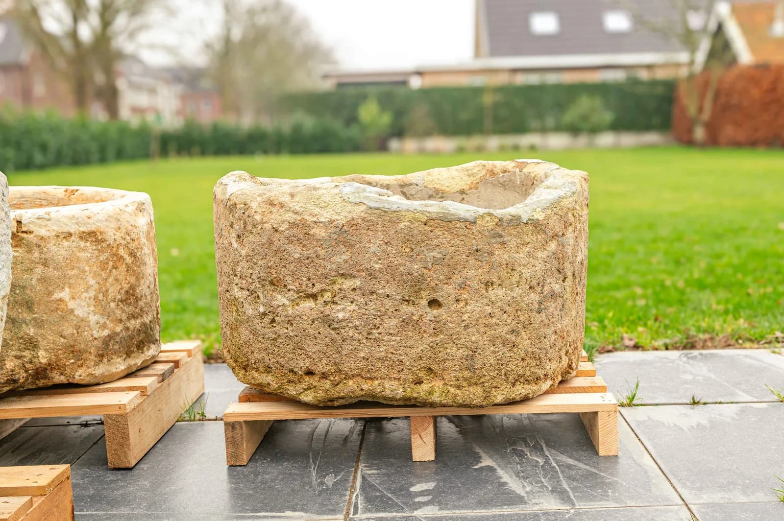 Doorleefde jumbo natuurstenen pot met dikke randen, rond (46h Ø85), verweerde natuursteen met natuurlijke patina, handgemaakt in Indonesië foto 2