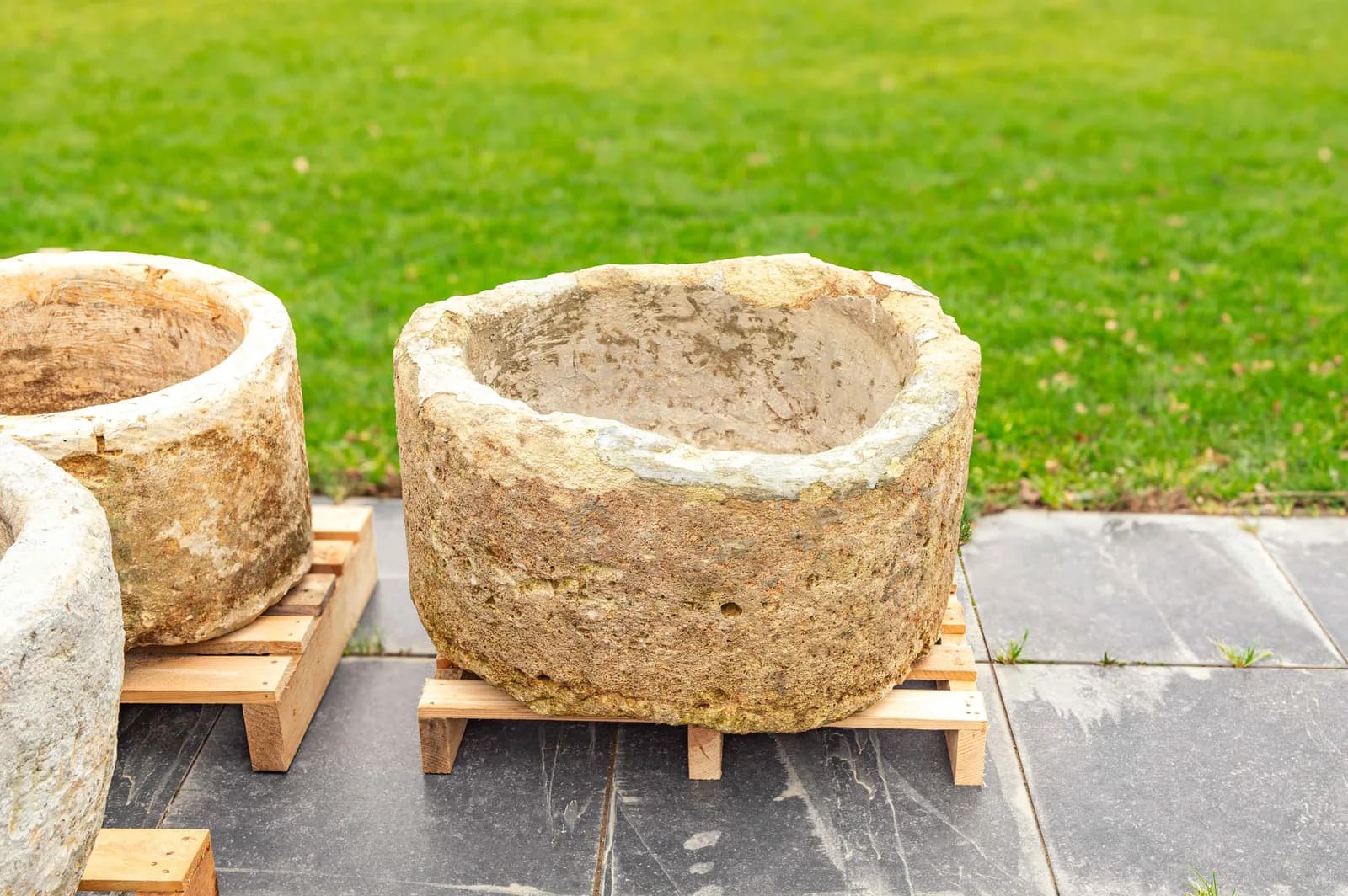 Doorleefde jumbo natuurstenen pot met dikke randen, rond (46h Ø85), verweerde natuursteen met natuurlijke patina, handgemaakt in Indonesië foto 3