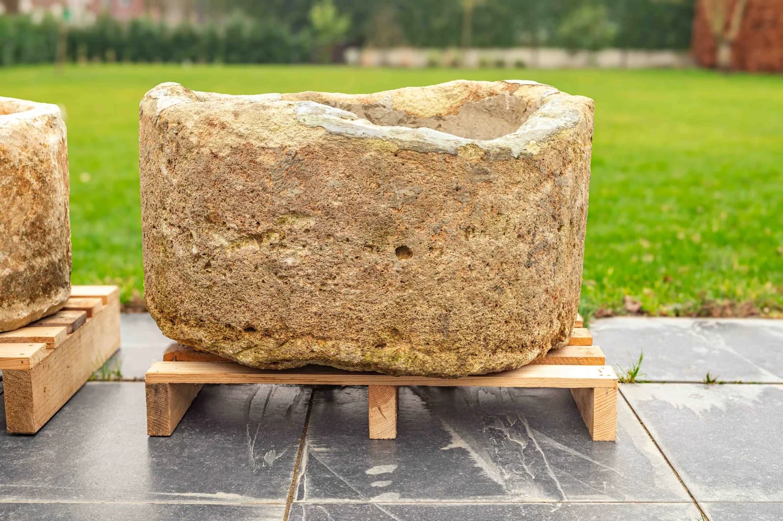 Doorleefde jumbo natuurstenen pot met dikke randen, rond (46h Ø85), verweerde natuursteen met natuurlijke patina, handgemaakt in Indonesië foto 4