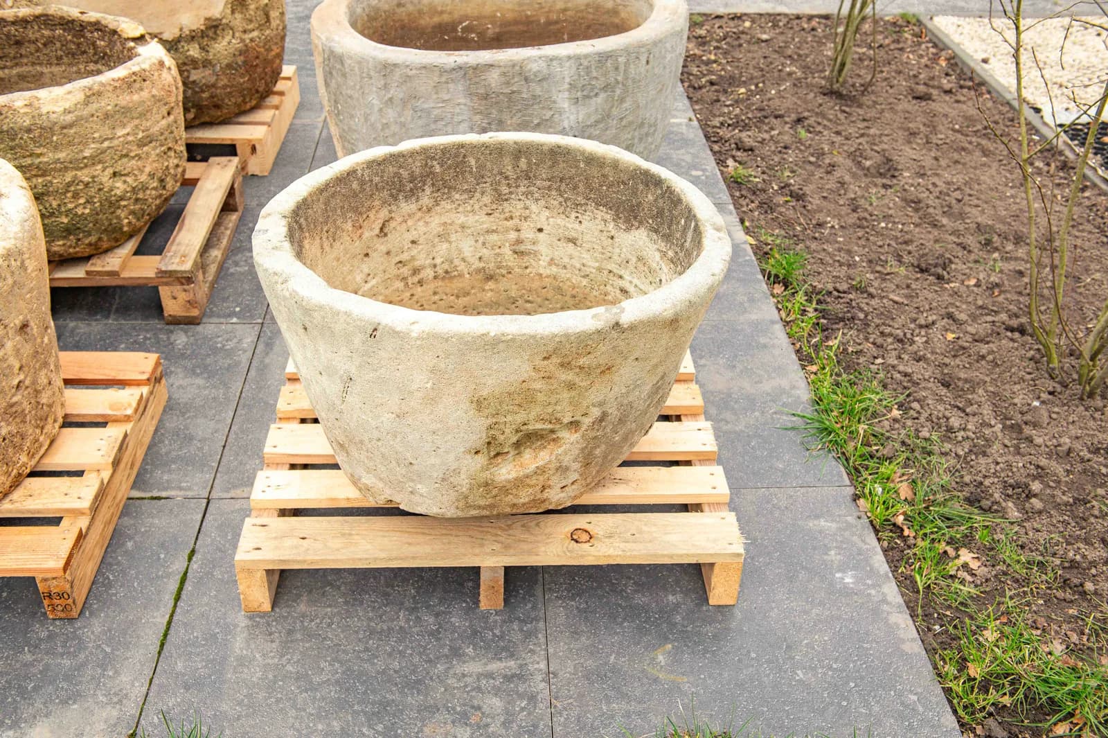 Doorleefde jumbo natuurstenen pot met dikke randen, rond (46h Ø85), verweerde natuursteen met natuurlijke patina, handgemaakt in Indonesië foto 5