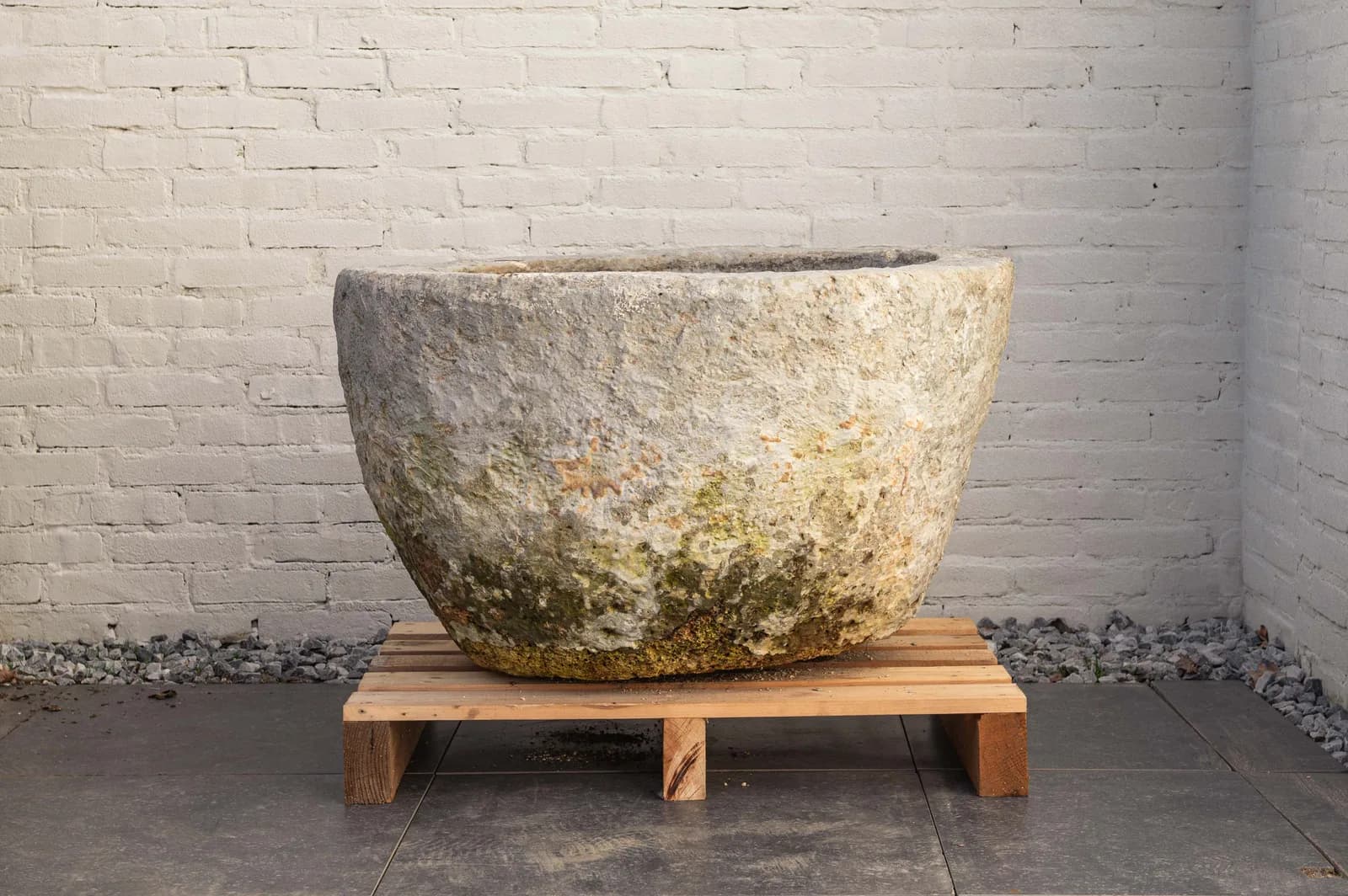Antieke grijze jumbo plantenpot, rond (52×84), verweerde natuursteen met natuurlijke patina, handgemaakt in Indonesië foto 2