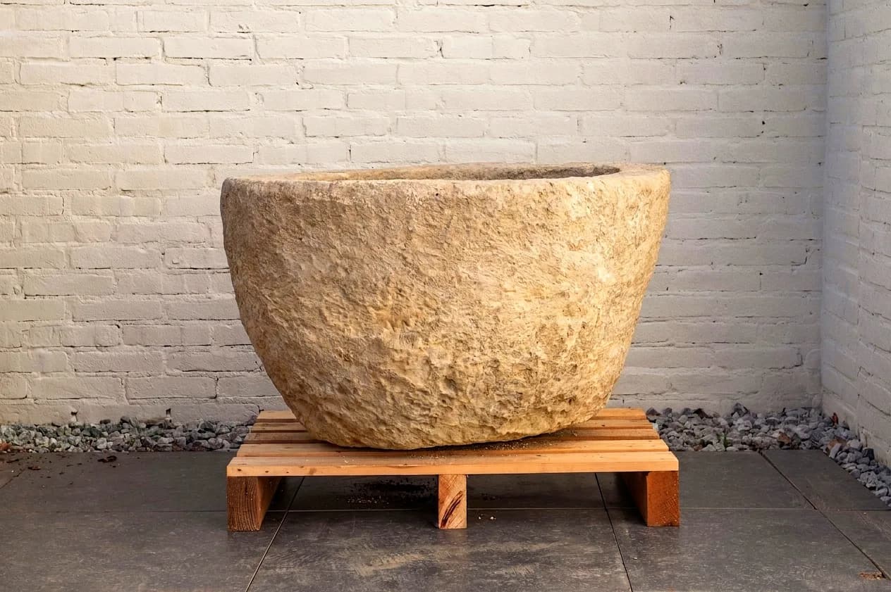 Antieke grijze jumbo plantenpot, rond (52×84), verweerde natuursteen met natuurlijke patina, handgemaakt in Indonesië foto 3