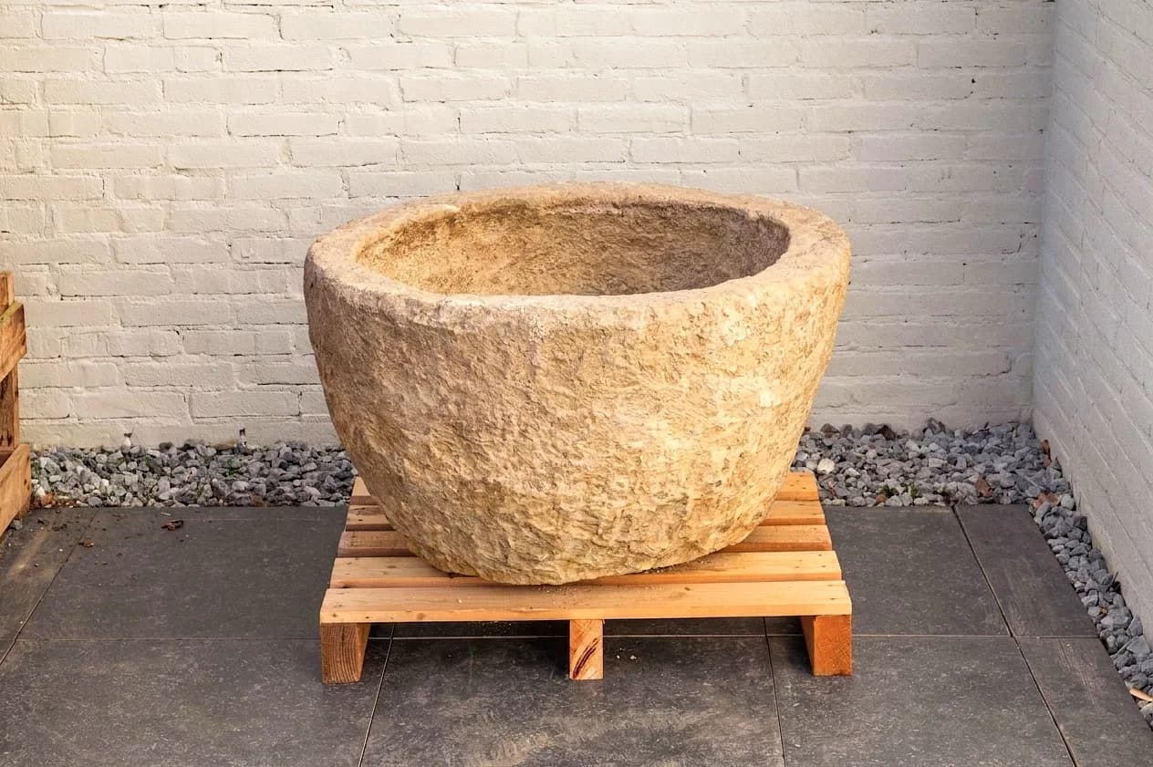 Antieke grijze jumbo plantenpot, rond (52×84), verweerde natuursteen met natuurlijke patina, handgemaakt in Indonesië foto 4
