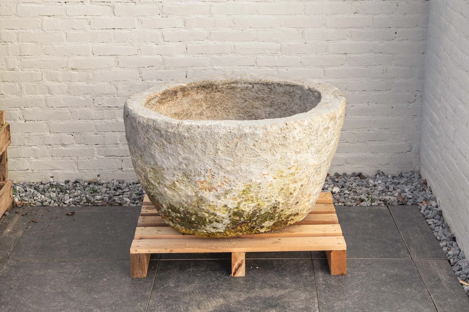 Antieke grijze jumbo plantenpot, rond (52×84), verweerde natuursteen met natuurlijke patina, handgemaakt in Indonesië foto 5