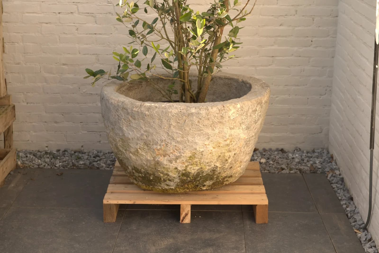 Antieke grijze jumbo plantenpot, rond (52×84), verweerde natuursteen met natuurlijke patina, handgemaakt in Indonesië foto 8