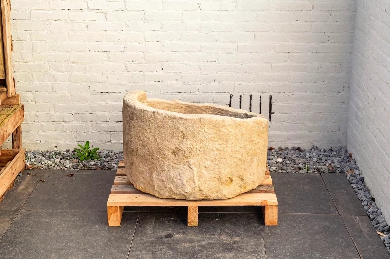 Natuurstenen pot met patina, beige, rond, lager model (24/43 x Ø70), verweerde natuursteen met natuurlijke patina, handgemaakt in Indonesië foto 4
