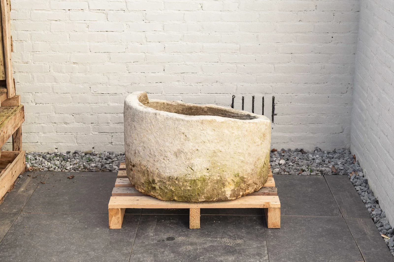 Natuurstenen pot met patina, beige, rond, lager model (24/43 x Ø70), verweerde natuursteen met natuurlijke patina, handgemaakt in Indonesië foto 5