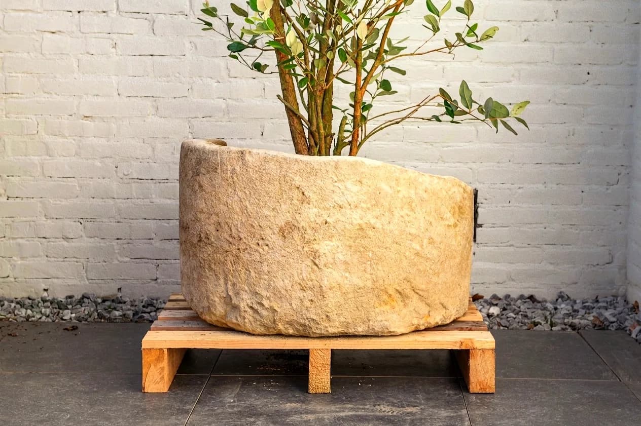 Natuurstenen pot met patina, beige, rond, lager model (24/43 x Ø70), verweerde natuursteen met natuurlijke patina, handgemaakt in Indonesië foto 6