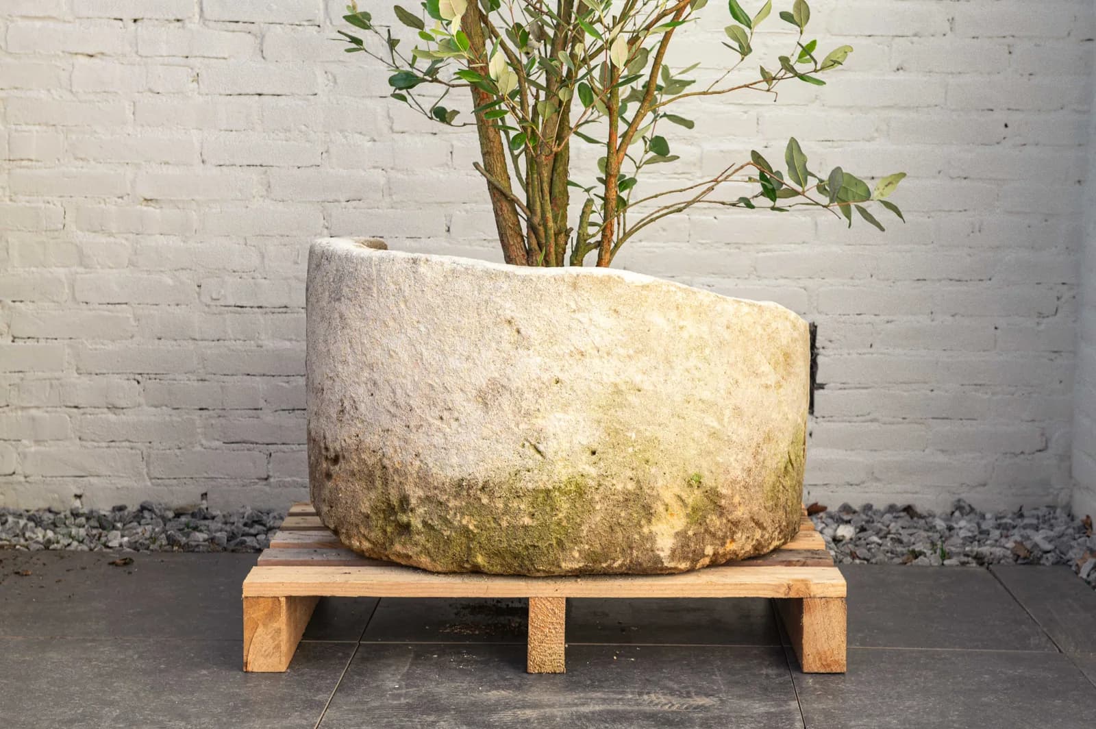 Natuurstenen pot met patina, beige, rond, lager model (24/43 x Ø70), verweerde natuursteen met natuurlijke patina, handgemaakt in Indonesië foto 7